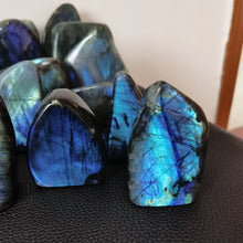 Load image into Gallery viewer, Blue &amp; Violet Flash Labradorite
